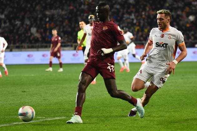 Lamine Diack of Hatayspor and Baris Alper Yilmaz (R) of Galatasaray battle for the ball during the Turkish Super League match between Hatayspor and Galatasaray at Mersin Stadium in Mersin , Turkey on January 17 , 2025. ( Photo by Seskimphoto ) Hatayspor v Galatasaray - Turkish Super League 