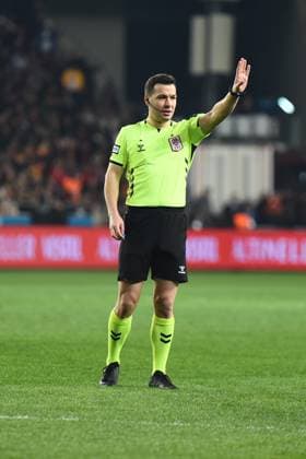 Referee Cihan Aydin during the Turkish Super League match between Hatayspor and Galatasaray at Mersin Stadium in Mersin , Turkey on January 17 , 2025. ( Photo by Seskimphoto ) Hatayspor v Galatasaray - Turkish Super League 