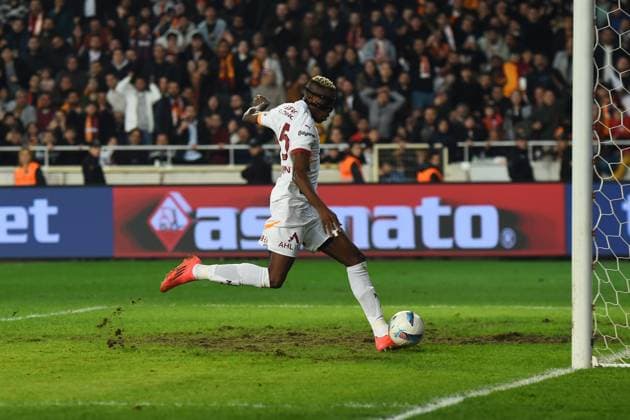 Victor Osimhen of Galatasaray controls the ball during the Turkish Super League match between Hatayspor and Galatasaray at Mersin Stadium in Mersin , Turkey on January 17 , 2025. ( Photo by Seskimphoto ) Hatayspor v Galatasaray - Turkish Super League 