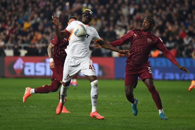 Guy-Marcelin Kilama (3) of Hatayspor and Victor Osimhen of Galatasaray battle for the ball during the Turkish Super League match between Hatayspor and Galatasaray at Mersin Stadium in Mersin , Turkey on January 17 , 2025. ( Photo by Seskimphoto ) Hatayspor v Galatasaray - Turkish Super League 