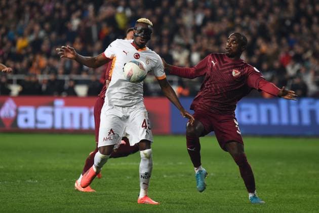 Guy-Marcelin Kilama (3) of Hatayspor and Victor Osimhen of Galatasaray battle for the ball during the Turkish Super League match between Hatayspor and Galatasaray at Mersin Stadium in Mersin , Turkey on January 17 , 2025. ( Photo by Seskimphoto ) Hatayspor v Galatasaray - Turkish Super League 