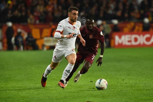Joelson Fernandes (77) of Hatayspor and Yunus Akgun (L) of Galatasaray battle for the ball during the Turkish Super League match between Hatayspor and Galatasaray at Mersin Stadium in Mersin , Turkey on January 17 , 2025. ( Photo by Seskimphoto ) Hatayspor v Galatasaray - Turkish Super League 