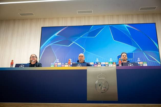 SOCCER - UEFA CL, Madrid vs RBS MADRID,SPAIN,21.JAN.25 - SOCCER - UEFA Champions League, Real Madrid CF vs Red Bull Salzburg, preview, press conference, PK, Pressekonferenz RBS. Image shows press officer Christian Kircher, head coach Thomas Letsch and Janis Blaswich (RBS).  GEPAxpictures xFelipexMondino