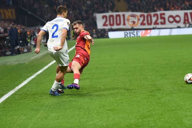 Baris Alper Yilmaz (R)of Galatasaray and Kostiantyn Vivcharenko (2) of Dynamo Kyiv battle for the ball during the UEFA Europa League 2024 25 League Phase MD7 match between Galatasaray A.S. and FC Dynamo Kyiv at Ali Sami Yen Spor Kompleksi Rams Park on January 21, 2025 in Istanbul, Turkey. Istanbul Turkey Copyright: xSeskimphotox GSaray-DynamoKyiv_21125 (22)