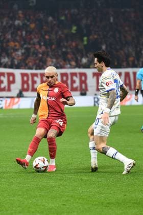 Lucas Torreira (34) of Galatasaray and Mykola Shaparenko (10) of Dynamo Kyiv battle for the ball during the UEFA Europa League 2024 25 League Phase MD7 match between Galatasaray A.S. and FC Dynamo Kyiv at Ali Sami Yen Spor Kompleksi Rams Park on January 21, 2025 in Istanbul, Turkey. Istanbul Turkey Copyright: xSeskimphotox GSaray-DynamoKyiv_21125 (24)