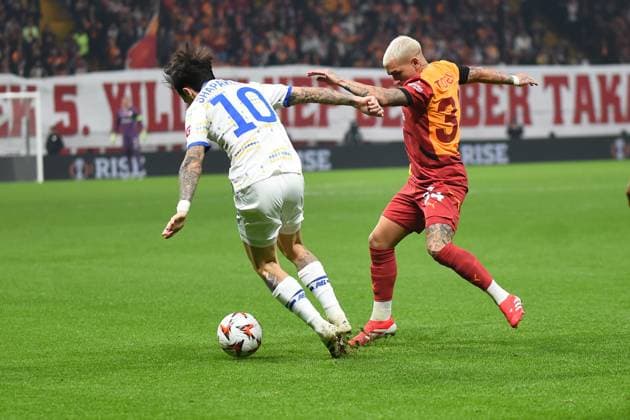 Lucas Torreira (34) of Galatasaray and Mykola Shaparenko (10) of Dynamo Kyiv battle for the ball during the UEFA Europa League 2024 25 League Phase MD7 match between Galatasaray A.S. and FC Dynamo Kyiv at Ali Sami Yen Spor Kompleksi Rams Park on January 21, 2025 in Istanbul, Turkey. Istanbul Turkey Copyright: xSeskimphotox GSaray-DynamoKyiv_21125 (26)