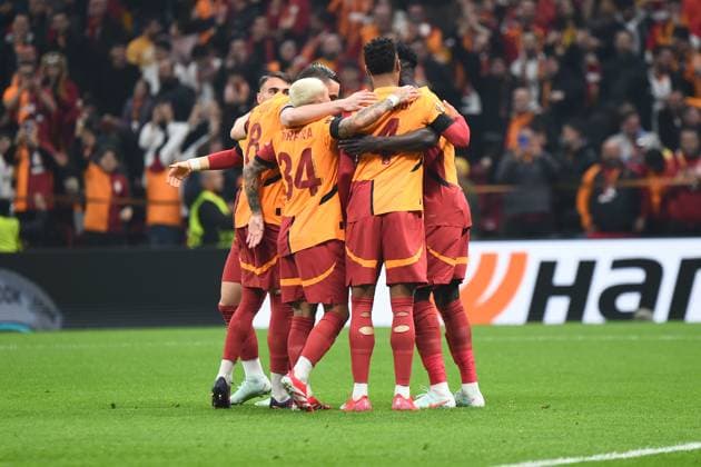 Davinson Sanchez (6) of Galatasaray celebrates after scoring the first goal of his team with teammates during the UEFA Europa League 2024 25 League Phase MD7 match between Galatasaray A.S. and FC Dynamo Kyiv at Ali Sami Yen Spor Kompleksi Rams Park on January 21, 2025 in Istanbul, Turkey. Istanbul Turkey Copyright: xSeskimphotox GSaray-DynamoKyiv_21125 (73)