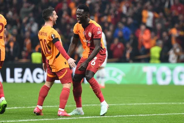 Davinson Sanchez (6) of Galatasaray celebrates after scoring the first goal of his team with teammates during the UEFA Europa League 2024 25 League Phase MD7 match between Galatasaray A.S. and FC Dynamo Kyiv at Ali Sami Yen Spor Kompleksi Rams Park on January 21, 2025 in Istanbul, Turkey. Istanbul Turkey Copyright: xSeskimphotox GSaray-DynamoKyiv_21125 (83)
