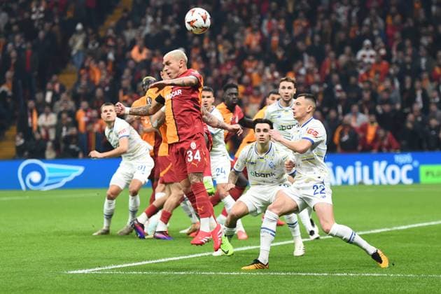 Lucas Torreira (34) of Galatasaray and Vladyslav Kabaiev (22) of Dynamo Kyiv battle for the ball during the UEFA Europa League 2024 25 League Phase MD7 match between Galatasaray A.S. and FC Dynamo Kyiv at Ali Sami Yen Spor Kompleksi Rams Park on January 21, 2025 in Istanbul, Turkey. Istanbul Turkey Copyright: xSeskimphotox GSaray-DynamoKyiv_21125 (56)
