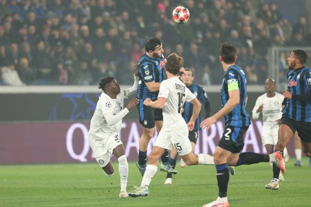 SOCCER - UEFA CL, Atalanta vs Sturm BERGAMO,ITALY,21.JAN.25 - SOCCER - UEFA Champions League, Atalanta Bergamo Calcio vs SK Sturm Graz. Image shows Amady Camara (Sturm) and Sead Kolasinac (Atalanta).  GEPAxpictures xChrisxBauer