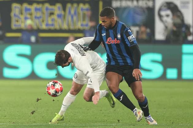 SOCCER - UEFA CL, Atalanta vs Sturm BERGAMO,ITALY,21.JAN.25 - SOCCER - UEFA Champions League, Atalanta Bergamo Calcio vs SK Sturm Graz. Image shows Otar Kiteishvili (Sturm) and Isak Hien (Atalanta).  GEPAxpictures xChrisxBauer