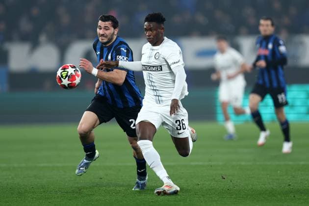 Amady Camara (SK Sturm Graz) und Sead Kolasinac (Atalanta Bc) battle for the ball, UEFA Champions League 2024 25 League Phase MD1, Atalanta BC v SK Sturm Graz, Gewiss Stadium, January 21, 2025, Bergamo, Italy.