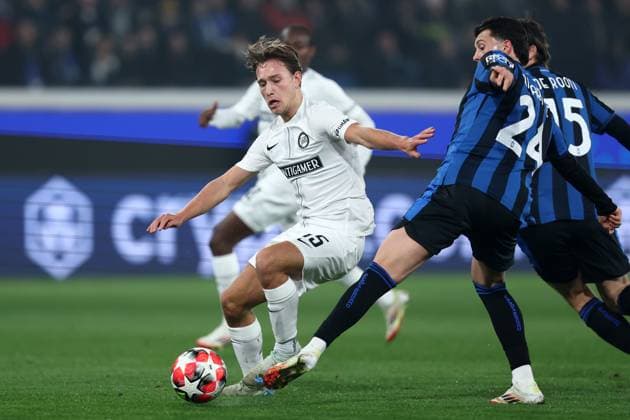 Lazar Samardzic (Atalanta Bc) und William Boving (SK Sturm Graz) battle for the ball, UEFA Champions League 2024 25 League Phase MD1, Atalanta BC v SK Sturm Graz, Gewiss Stadium, January 21, 2025, Bergamo, Italy.