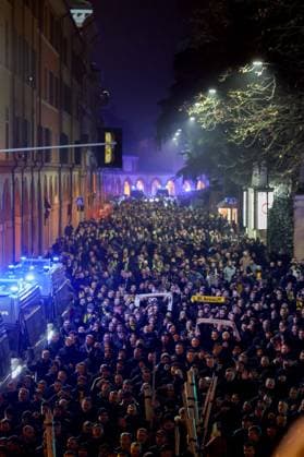 Bologna - tifosi del Borussia Dortmund scortati in corteo dalle forze dell& x2019;ordine allo stadio in attesa della partita di champions league Bologna Dortmund 21 Gennaio 2025 ( Photo Guido Calamosca LaPresse ) Bologna - Borussia Dortmund fans escorted in procession by the police to the stadium awaiting the Champions League match Bologna Dortmund Italy - 21, jan 2025 ( Photo Guido Calamosca LaPresse )  Copyright: xGuidoxCalamosca LaPressex