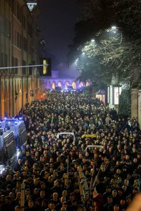 Bologna - tifosi del Borussia Dortmund scortati in corteo dalle forze dell& x2019;ordine allo stadio in attesa della partita di champions league Bologna Dortmund 21 Gennaio 2025 ( Photo Guido Calamosca LaPresse ) Bologna - Borussia Dortmund fans escorted in procession by the police to the stadium awaiting the Champions League match Bologna Dortmund Italy - 21, jan 2025 ( Photo Guido Calamosca LaPresse )  Copyright: xGuidoxCalamosca LaPressex