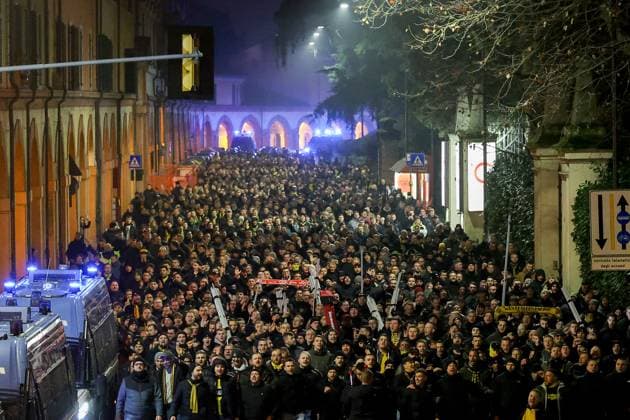 Bologna - tifosi del Borussia Dortmund scortati in corteo dalle forze dell& x2019;ordine allo stadio in attesa della partita di champions league Bologna Dortmund 21 Gennaio 2025 ( Photo Guido Calamosca LaPresse ) Bologna - Borussia Dortmund fans escorted in procession by the police to the stadium awaiting the Champions League match Bologna Dortmund Italy - 21, jan 2025 ( Photo Guido Calamosca LaPresse )  Copyright: xGuidoxCalamosca LaPressex