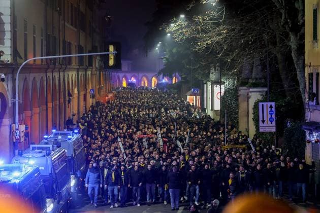 Bologna - tifosi del Borussia Dortmund scortati in corteo dalle forze dell& x2019;ordine allo stadio in attesa della partita di champions league Bologna Dortmund 21 Gennaio 2025 ( Photo Guido Calamosca LaPresse ) Bologna - Borussia Dortmund fans escorted in procession by the police to the stadium awaiting the Champions League match Bologna Dortmund Italy - 21, jan 2025 ( Photo Guido Calamosca LaPresse )  Copyright: xGuidoxCalamosca LaPressex
