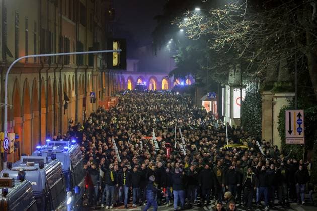 Bologna - tifosi del Borussia Dortmund scortati in corteo dalle forze dell& x2019;ordine allo stadio in attesa della partita di champions league Bologna Dortmund 21 Gennaio 2025 ( Photo Guido Calamosca LaPresse ) Bologna - Borussia Dortmund fans escorted in procession by the police to the stadium awaiting the Champions League match Bologna Dortmund Italy - 21, jan 2025 ( Photo Guido Calamosca LaPresse )  Copyright: xGuidoxCalamosca LaPressex