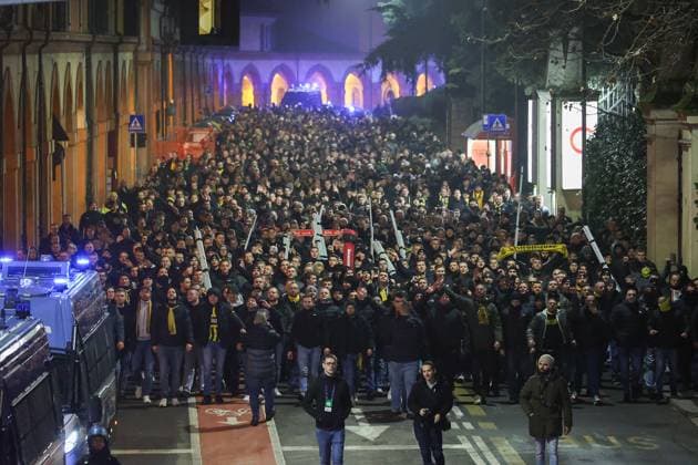 Bologna - tifosi del Borussia Dortmund scortati in corteo dalle forze dell& x2019;ordine allo stadio in attesa della partita di champions league Bologna Dortmund 21 Gennaio 2025 ( Photo Guido Calamosca LaPresse ) Bologna - Borussia Dortmund fans escorted in procession by the police to the stadium awaiting the Champions League match Bologna Dortmund Italy - 21, jan 2025 ( Photo Guido Calamosca LaPresse )  Copyright: xGuidoxCalamosca LaPressex