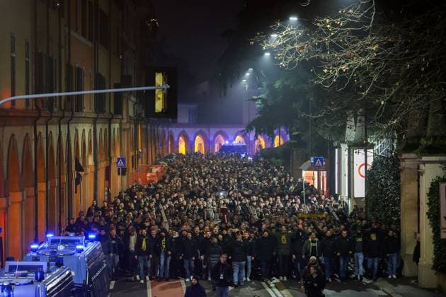 Bologna - tifosi del Borussia Dortmund scortati in corteo dalle forze dell& x2019;ordine allo stadio in attesa della partita di champions league Bologna Dortmund 21 Gennaio 2025 ( Photo Guido Calamosca LaPresse ) Bologna - Borussia Dortmund fans escorted in procession by the police to the stadium awaiting the Champions League match Bologna Dortmund Italy - 21, jan 2025 ( Photo Guido Calamosca LaPresse )  Copyright: xGuidoxCalamosca LaPressex