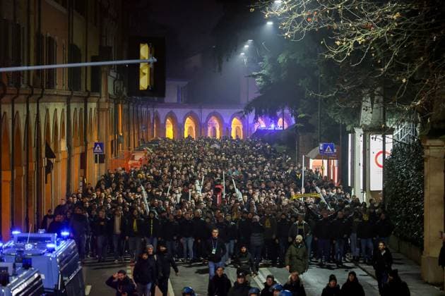 Bologna - tifosi del Borussia Dortmund scortati in corteo dalle forze dell& x2019;ordine allo stadio in attesa della partita di champions league Bologna Dortmund 21 Gennaio 2025 ( Photo Guido Calamosca LaPresse ) Bologna - Borussia Dortmund fans escorted in procession by the police to the stadium awaiting the Champions League match Bologna Dortmund Italy - 21, jan 2025 ( Photo Guido Calamosca LaPresse )  Copyright: xGuidoxCalamosca LaPressex