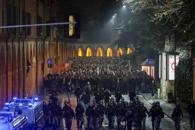 Bologna - tifosi del Borussia Dortmund scortati in corteo dalle forze dell& x2019;ordine allo stadio in attesa della partita di champions league Bologna Dortmund 21 Gennaio 2025 ( Photo Guido Calamosca LaPresse ) Bologna - Borussia Dortmund fans escorted in procession by the police to the stadium awaiting the Champions League match Bologna Dortmund Italy - 21, jan 2025 ( Photo Guido Calamosca LaPresse )  Copyright: xGuidoxCalamosca LaPressex