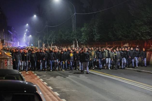 Bologna - tifosi del Borussia Dortmund scortati in corteo dalle forze dell& x2019;ordine allo stadio in attesa della partita di champions league Bologna Dortmund 21 Gennaio 2025 ( Photo Guido Calamosca LaPresse ) Bologna - Borussia Dortmund fans escorted in procession by the police to the stadium awaiting the Champions League match Bologna Dortmund Italy - 21, jan 2025 ( Photo Guido Calamosca LaPresse )  Copyright: xGuidoxCalamosca LaPressex