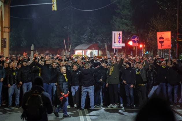 Bologna - tifosi del Borussia Dortmund scortati in corteo dalle forze dell& x2019;ordine allo stadio in attesa della partita di champions league Bologna Dortmund 21 Gennaio 2025 ( Photo Guido Calamosca LaPresse ) Bologna - Borussia Dortmund fans escorted in procession by the police to the stadium awaiting the Champions League match Bologna Dortmund Italy - 21, jan 2025 ( Photo Guido Calamosca LaPresse )  Copyright: xGuidoxCalamosca LaPressex