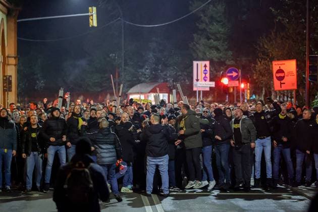 Bologna - tifosi del Borussia Dortmund scortati in corteo dalle forze dell& x2019;ordine allo stadio in attesa della partita di champions league Bologna Dortmund 21 Gennaio 2025 ( Photo Guido Calamosca LaPresse ) Bologna - Borussia Dortmund fans escorted in procession by the police to the stadium awaiting the Champions League match Bologna Dortmund Italy - 21, jan 2025 ( Photo Guido Calamosca LaPresse )  Copyright: xGuidoxCalamosca LaPressex
