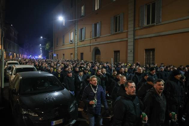 Bologna - tifosi del Borussia Dortmund scortati in corteo dalle forze dell& x2019;ordine allo stadio in attesa della partita di champions league Bologna Dortmund 21 Gennaio 2025 ( Photo Guido Calamosca LaPresse ) Bologna - Borussia Dortmund fans escorted in procession by the police to the stadium awaiting the Champions League match Bologna Dortmund Italy - 21, jan 2025 ( Photo Guido Calamosca LaPresse )  Copyright: xGuidoxCalamosca LaPressex