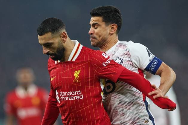 UEFA Champions League - League Stage Liverpool v Lille Mohamed Salah of Liverpool holds back Benjamin AndrÃ of Lille during the UEFA Champions League - League Stage Liverpool v Lille at Anfield, Liverpool, United Kingdom, 21st January 2025 (Photo by Mark Cosgrove News Images) Copyright: xMarkxCosgrove NewsxImagesx