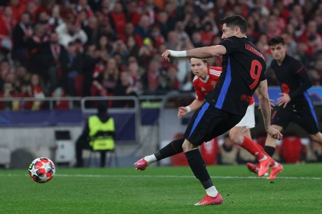 Portugal, Estadio do SL Benfica Lisbon 21 January 2025 Uefa Champions League phase 2024 25 Matchday 7, S L Benfica FC Barcelona v l , Robert Lewandowski FC Barcelona scores the goal to make it 1 1, penalty kick Copyright: JoaquimxFerreira