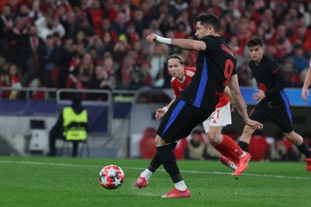 Portugal, Estadio do SL Benfica Lisbon 21 January 2025 Uefa Champions League phase 2024 25 Matchday 7, S L Benfica FC Barcelona v l , Robert Lewandowski FC Barcelona scores the goal to make it 1 1, penalty kick Copyright: JoaquimxFerreira