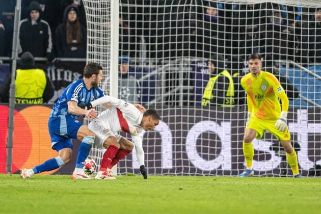 Kevin Wimmer in a battle with Enzo Millot during UEFA Champions league match, SK Slovan Bratislava - VFB Stuttgart , 21. january 2025, Tehelne pole Stadium, Bratislava, Slovakia Copyright: xMICHALxFAJT,ZOSPORTU.SKx FAJ_7239
