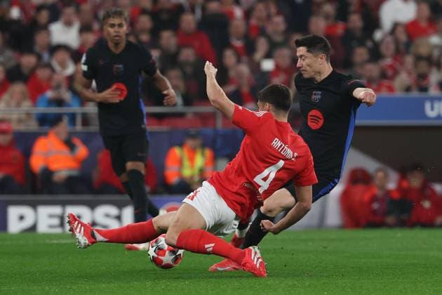Portugal, Estadio do SL Benfica Lisbon 21 January 2025 Uefa Champions League phase 2024 25 Matchday 7, S L Benfica FC Barcelona v l , Antonio Silva S L Benfica , Robert Lewandowski FC Barcelona shot on goal Copyright: JoaquimxFerreira