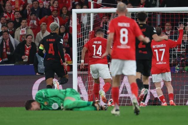 Portugal, Estadio do SL Benfica Lisbon 21 January 2025 Uefa Champions League phase 2024 25 Matchday 7, S L Benfica FC Barcelona v l , Vangelis Pavlidis S L Benfica scores the goal to make it 2 1, goalkeeper Wojciech Szczesny FC Barcelona lies on the ground Copyright: JoaquimxFerreira