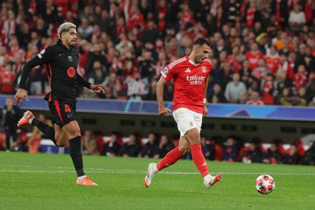 Portugal, Estadio do SL Benfica Lisbon 21 January 2025 Uefa Champions League phase 2024 25 Matchday 7, S L Benfica FC Barcelona v l Ronald Araujo FC Barcelona , Evangelos Pavlidis SL Benfica scores to make it 2 1 Copyright: HMBxMedia FernandoxSoares