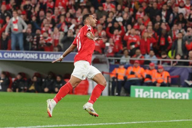 Portugal, Estadio do SL Benfica Lisbon 21 January 2025 Uefa Champions League phase 2024 25 Matchday 7, S L Benfica FC Barcelona v l Ronald Araujo FC Barcelona , Evangelos Pavlidis SL Benfica scores to make it 2 1 Copyright: HMBxMedia FernandoxSoares