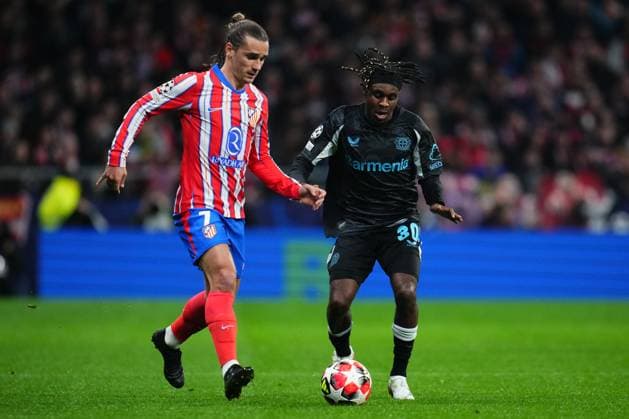 ESP: Atletico de Madrid v Bayer 04 Leverkusen. UEFA Champions League. Date 7 Antoine Griezmann of Atletico de Madrid and Jeremie Frimpong of Bayer 04 Leverkusen during the UEFA Champions League match between Atletico de Madrid and Bayer 04 Leverkusen played at Riyahd Air Metropolitano Stadium on January 21, 2025 in Madrid, Spain. kpng Copyright: xBaguxBlancox xPRESSINPHOTOx PS_250121_ATL_LEV_009