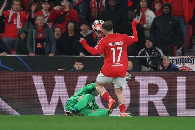 Portugal, Estadio do SL Benfica Lisbon 21 January 2025 Uefa Champions League phase 2024 25 Matchday 7, S L Benfica FC Barcelona v l , Goalkeeper Wojciech Szczesny FC Barcelona , Kerem Aktürkoglu S L Benfica , Duel, Action, Action, Battles for the Ball Copyright: JoaquimxFerreira