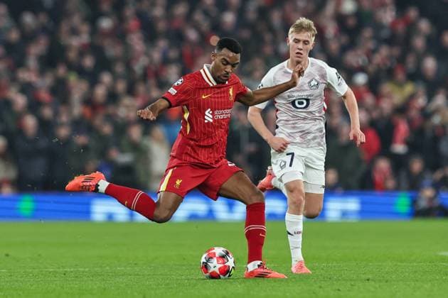 UEFA Champions League - League Stage Liverpool v Lille Ryan Gravenberch of Liverpool crosses the ball during the UEFA Champions League - League Stage Liverpool v Lille at Anfield, Liverpool, United Kingdom, 21st January 2025 (Photo by Mark Cosgrove News Images) Copyright: xMarkxCosgrove NewsxImagesx