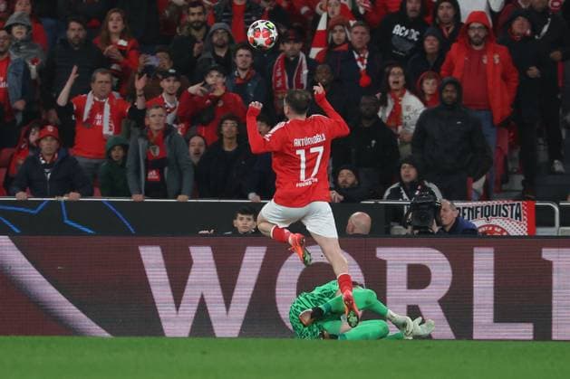 Portugal, Estadio do SL Benfica Lisbon 21 January 2025 Uefa Champions League phase 2024 25 Matchday 7, S L Benfica FC Barcelona v l , Goalkeeper Wojciech Szczesny FC Barcelona , Kerem Aktürkoglu S L Benfica , Duel, Action, Action, Battles for the Ball Copyright: JoaquimxFerreira