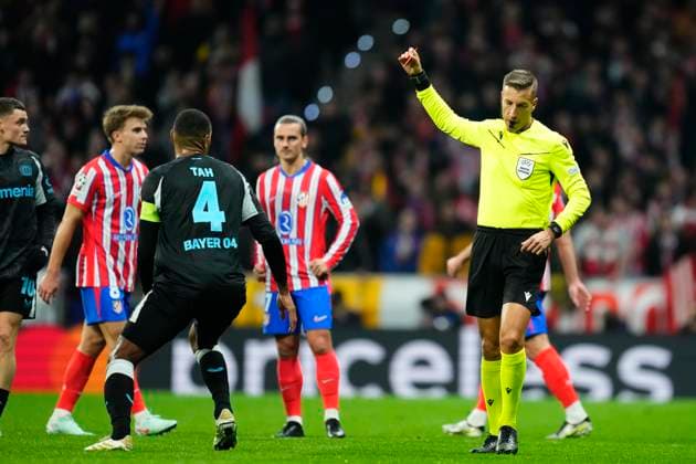 Atletico de Madrid v Bayer 04 Leverkusen - UEFA Champions League 2024 25 League Phase MD7 Referee Davide Massa shown a red card to Pablo Barrios central midfield of Atletico de Madrid and Spain during the UEFA Champions League 2024 25 League Phase MD7 match between Atletico de Madrid and Bayer 04 Leverkusen at Riyadh Air Metropolitano on January 21, 2025 in Madrid, Spain. Madrid Spain  Copyright: xJosexBretonx originalFilename:bretonhernandez-atletico250121_npCPs.jpg