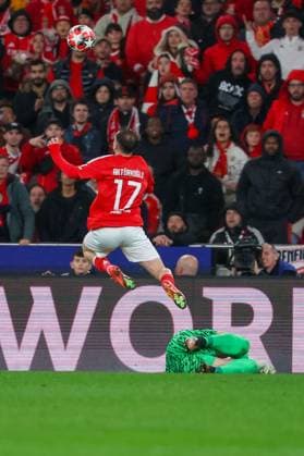 Portugal, Estadio do SL Benfica Lisbon 21 January 2025 Uefa Champions League phase 2024 25 Matchday 7, S L Benfica FC Barcelona v l , Goalkeeper Wojciech Szczesny FC Barcelona , Kerem Aktürkoglu S L Benfica , Duel, Action, Action, Battles for the Ball Copyright: JoaquimxFerreira