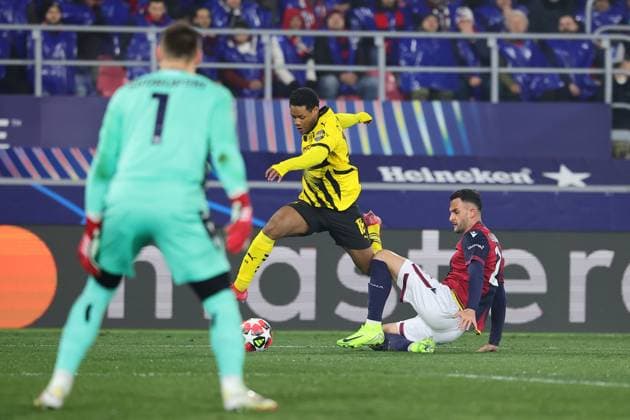 Julien Duranville of Borussia Dortmund and Charalampos Lykogiannis of Bologna FC compete for the ball during the Champions League football match between Bologna FC and Borussia Dortmund at Renato Dall Ara stadium in Bologna (Italy), January 21st, 2025. cesarexpurini