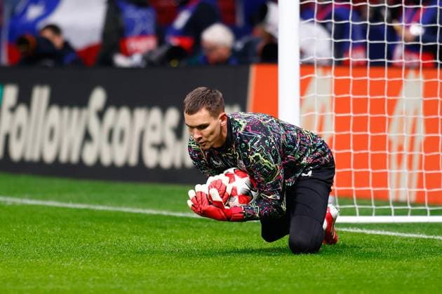 January 21, 2025, Madrid, Madrid, SPAIN: Matej Kovar of Bayer Leverkusen warms up during the UEFA Champions League 2024 25 League Phase MD7 match between Atletico de Madrid and Bayer 04 Leverkusen at Riyadh Air Metropolitano stadium on January 21, 2025, in Madrid, Spain. Madrid SPAIN - ZUMAa181 20250121_zaa_a181_128 Copyright: xDennisxAgyemanx