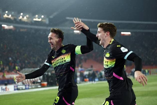 BELGRADO - (l-r) Luuk de Jong of PSV Eindhoven, Guus Til of PSV Eindhoven celebrate the 0-2 during the UEFA Champions League match between Red Star Belgrade and PSV Eindhoven at Stadion Rajko Mitic on Jan. 21, 2025 in Belgrade, Serbia. ANP SEM VAN DER WAL UEFA Champions League 2024 25 League Phase MD7 2024 25 xVIxANPxSportx xxANPxIVx 518032489 originalFilename: 518032489.jpg