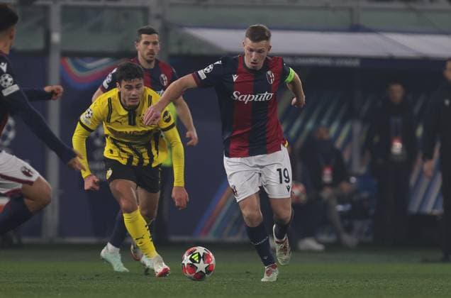 Bologna s Lewis Ferguson fights for the ball with Borussia s Giovanni Reyna during the Uefa Champions League soccer match between Bologna f.c. and Borussia Dortmund at & x201c;Renato Dall Ara& x201d; Stadium, Bologna, northern Italy, Tuesday, January 21, 2025. - Soccer - (Photo Michele Nucci - LaPresse)  Copyright: xMichelexNucci LaPressex