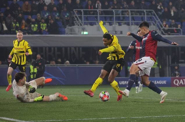 Bologna s Santiago Castro fights for the ball with Borussia s Julian Brandt during the Uefa Champions League soccer match between Bologna f.c. and Borussia Dortmund at & x201c;Renato Dall Ara& x201d; Stadium, Bologna, northern Italy, Tuesday, January 21, 2025. - Soccer - (Photo Michele Nucci - LaPresse)  Copyright: xMichelexNucci LaPressex