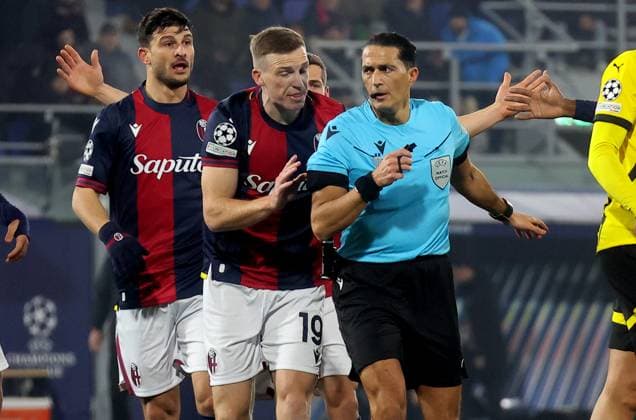Bologna s Riccardo Orsolini , Bologna s Lewis Ferguson and the referee mr. Serdar G& xf6;z& xfc;b& xfc;y& xfc;k during the Uefa Champions League soccer match between Bologna f.c. and Borussia Dortmund at & x201c;Renato Dall Ara& x201d; Stadium, Bologna, northern Italy, Tuesday, January 21, 2025. - Soccer - (Photo Michele Nucci - LaPresse)  Copyright: xMichelexNucci LaPressex